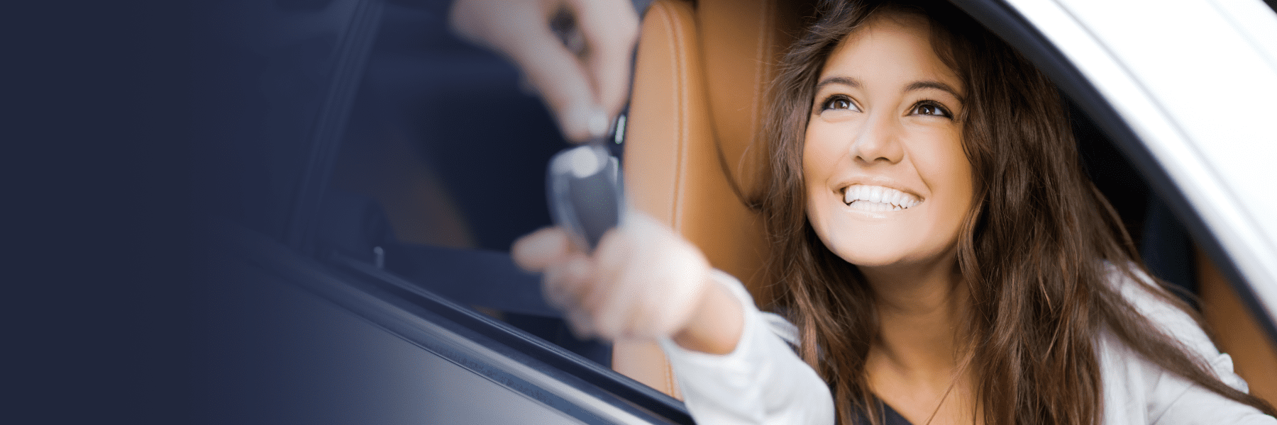 Glückliche Frau im Auto, die Ihre Fahrerlaubnis zurück erhält dank Vorbereitung zur positiven MPU